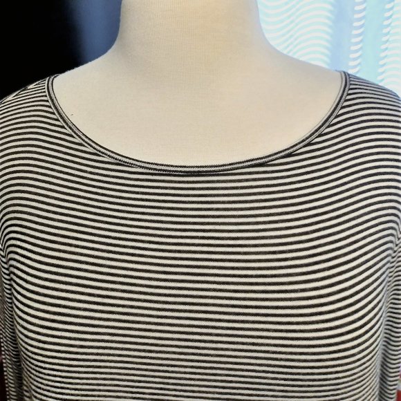 👉Just in! Ann Taylor Loft, sz Medium, soft-spun, stretchy top - Picture 2 of 7